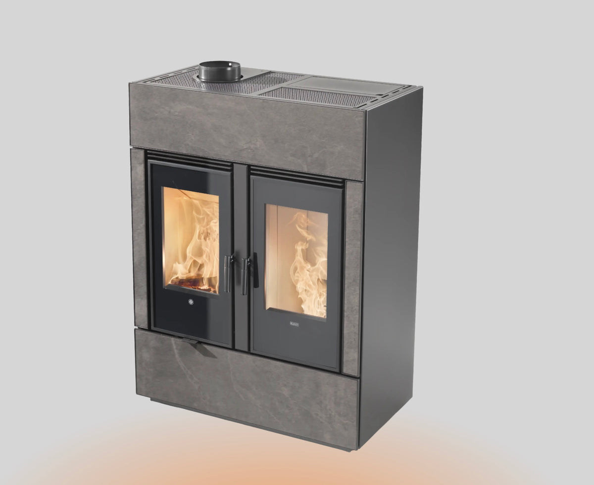 Stufa ibrida a legna e pellet Klover Dual 10s, con display digitale e struttura in acciaio nero, vista frontale.