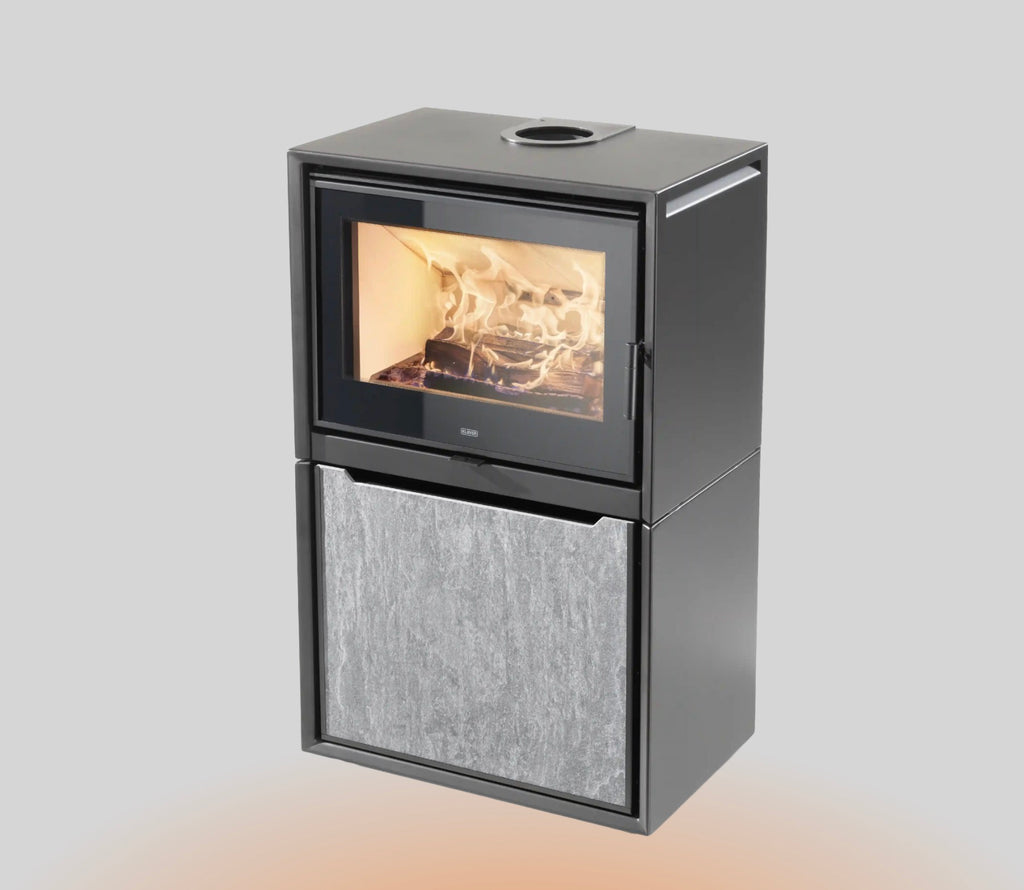 Stufa a legna Klover Venus 110s Plus con pannello di controllo e porta in vetro, ideale per riscaldare ambienti domestici.