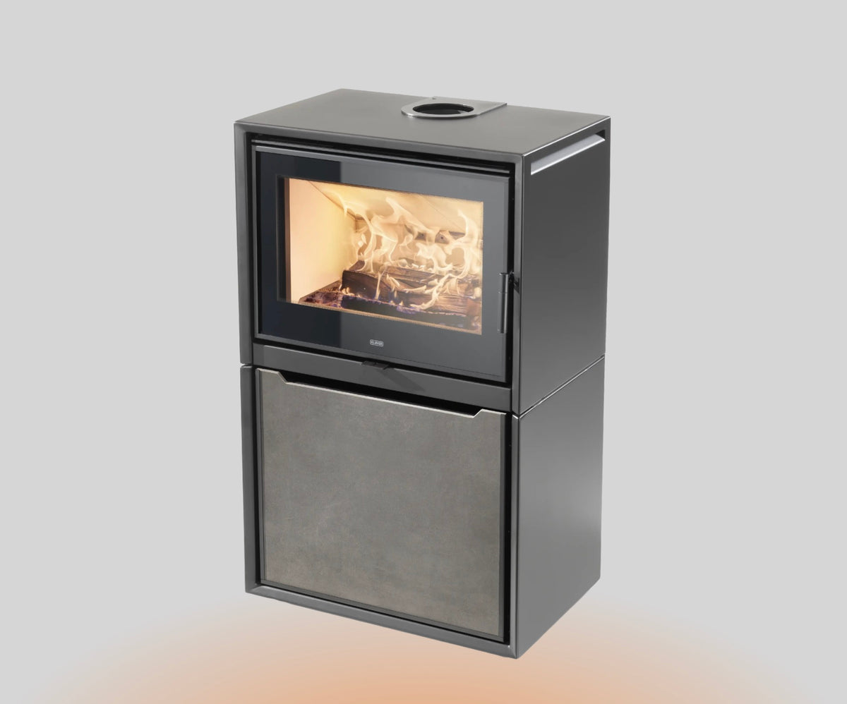 Stufa a legna Klover Venus 110s Plus con porta in vetro e dettagli moderni, ideale per riscaldare ambienti domestici.