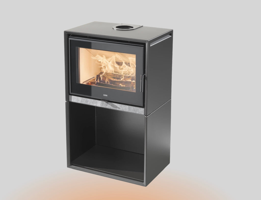 Stufa a legna Klover Venus 110s con porta in vetro e finitura elegante, ideale per riscaldare con stile.
