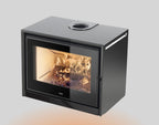 Caminetto a legna Klover Starbox Up 650s, moderno e compatto, con porta in vetro e struttura in acciaio.
