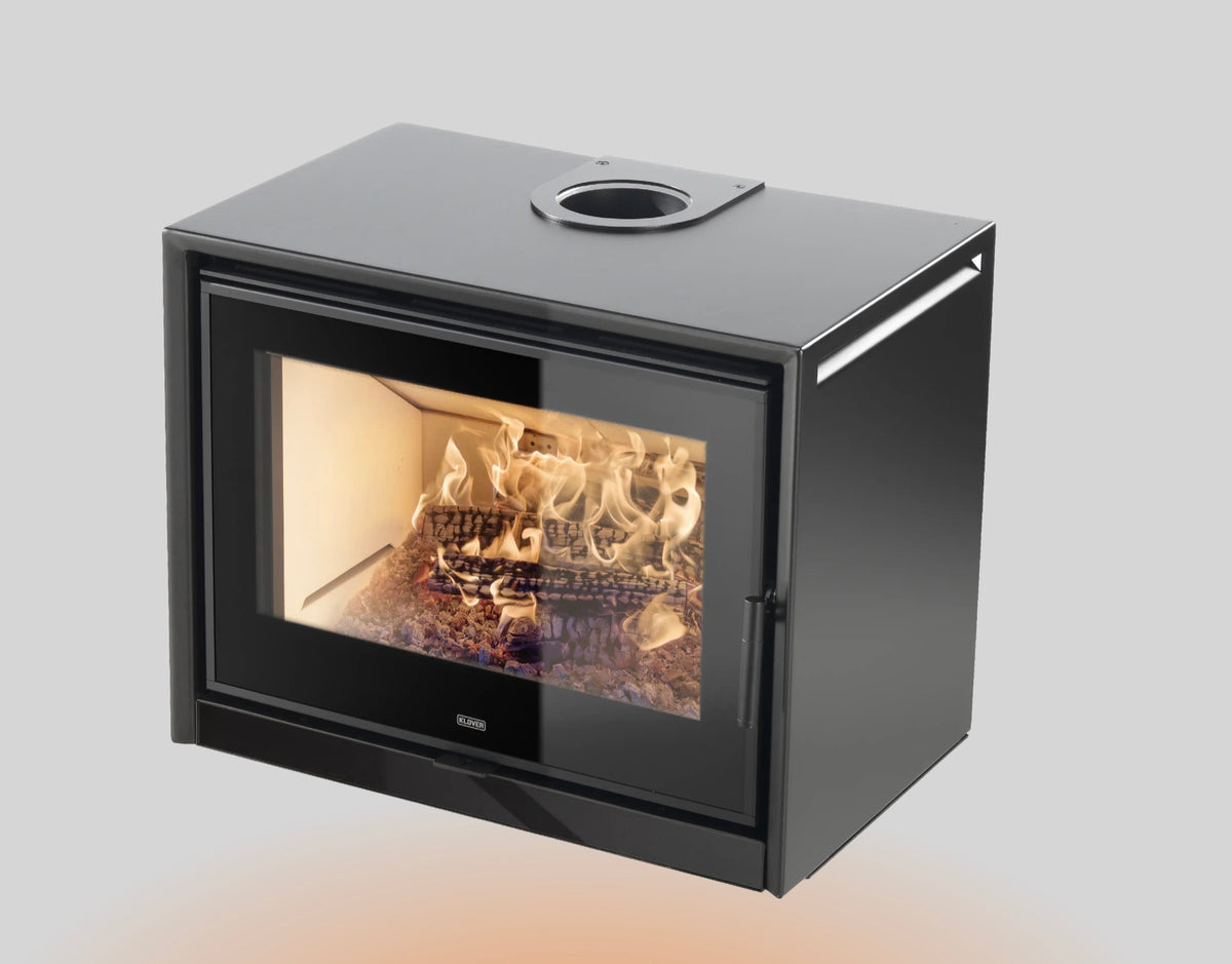 Caminetto a legna Klover Starbox Up 650s, moderno e compatto, con porta in vetro e struttura in acciaio.