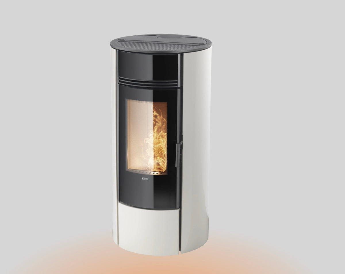 Stufa a pellet Klover Super 9s con display digitale e design moderno, visibile in un screenshot.