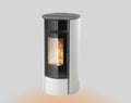 Stufa a pellet Klover Super 7s con display digitale e design elegante, vista frontale con porta e pannello di controllo.