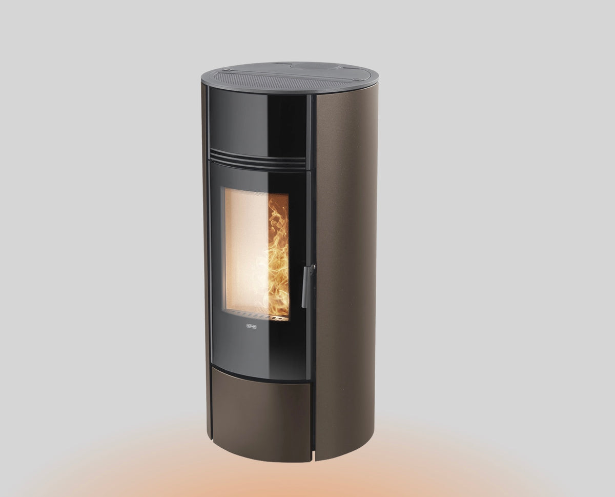 Stufa a pellet Klover Super 9s con schermo digitale e design compatto, visibile in immagine.