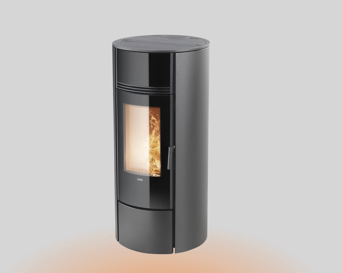 Stufa a pellet Klover Super 7s con display digitale e design moderno, vista frontale con pannello di controllo.