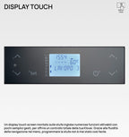 Termostufa a pellet Klover Diva Slim con pannello di controllo e display digitale, vista frontale dell'apparecchio in ambiente domestico.