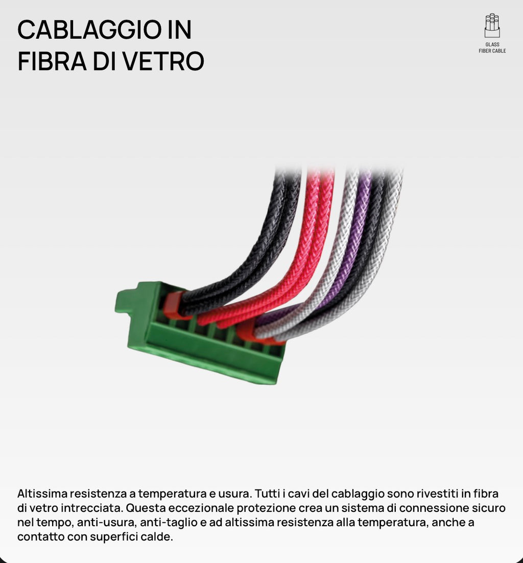 Stufa ibrida Klover Bi-Fire Mid 17 con design moderno, combinazione di legna e pellet, vista frontale con pannello di controllo
