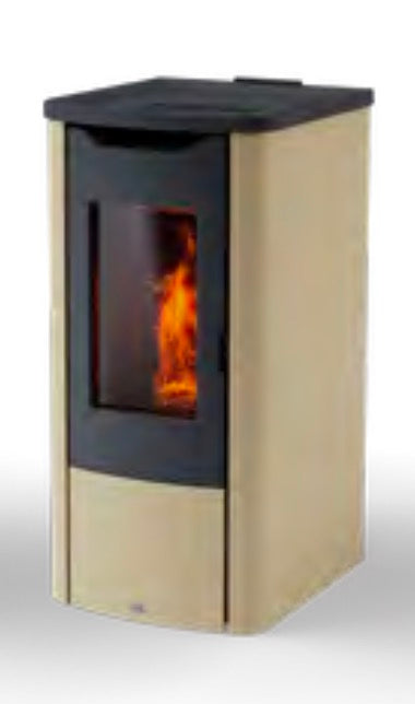 Stufa a pellet Brunale 6 KW di Dielle Stufe, con display digitale e design moderno, vista frontale con pannello di controllo