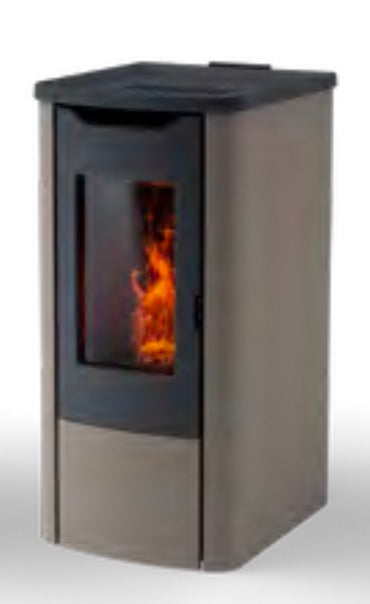 Stufa a pellet Brunale 6 KW di Dielle Stufe con pannello di controllo e design moderno, vista frontale in ambiente domestico