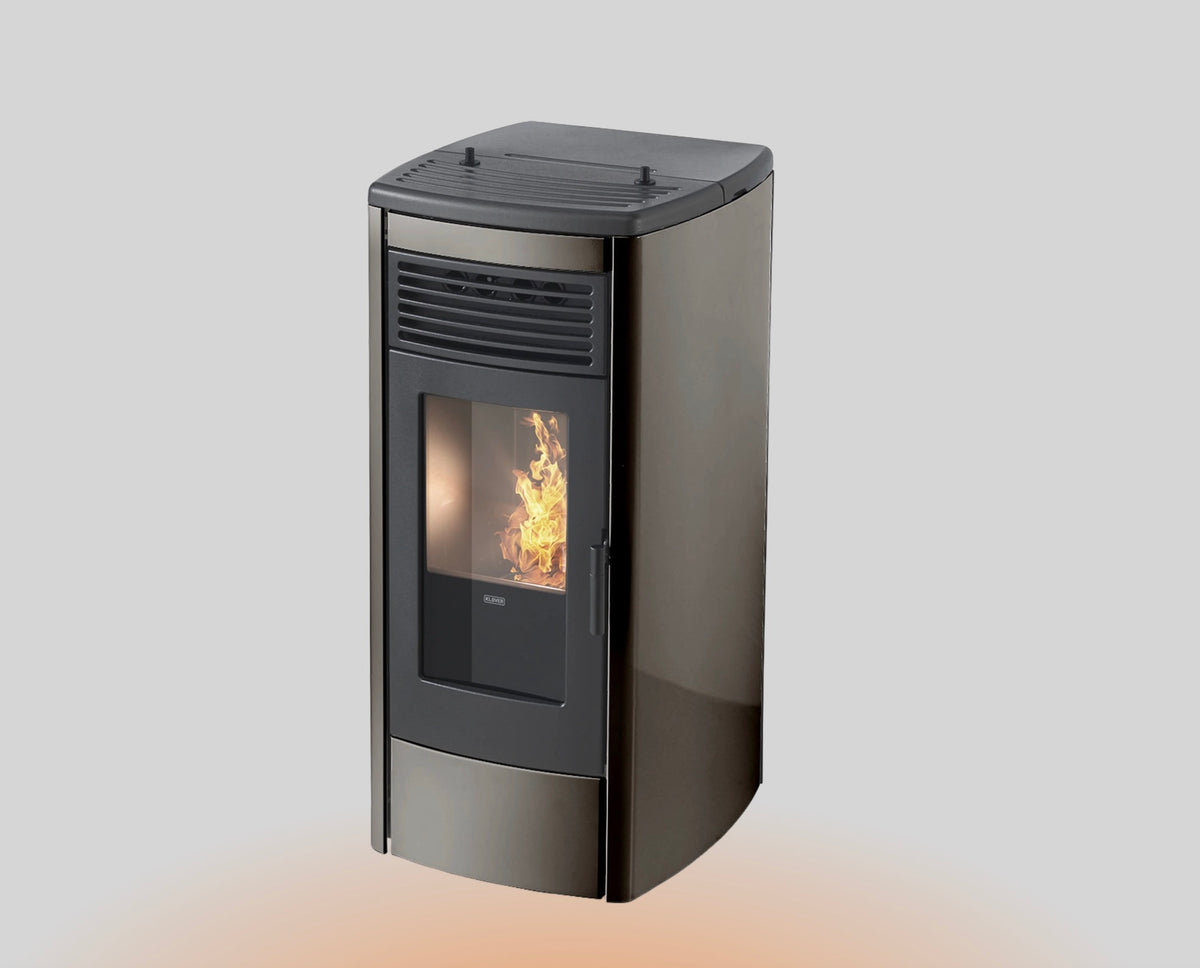 Termostufa a pellet Klover Thermoaura 120s con display digitale e porta in vetro, ideale per riscaldamento domestico.