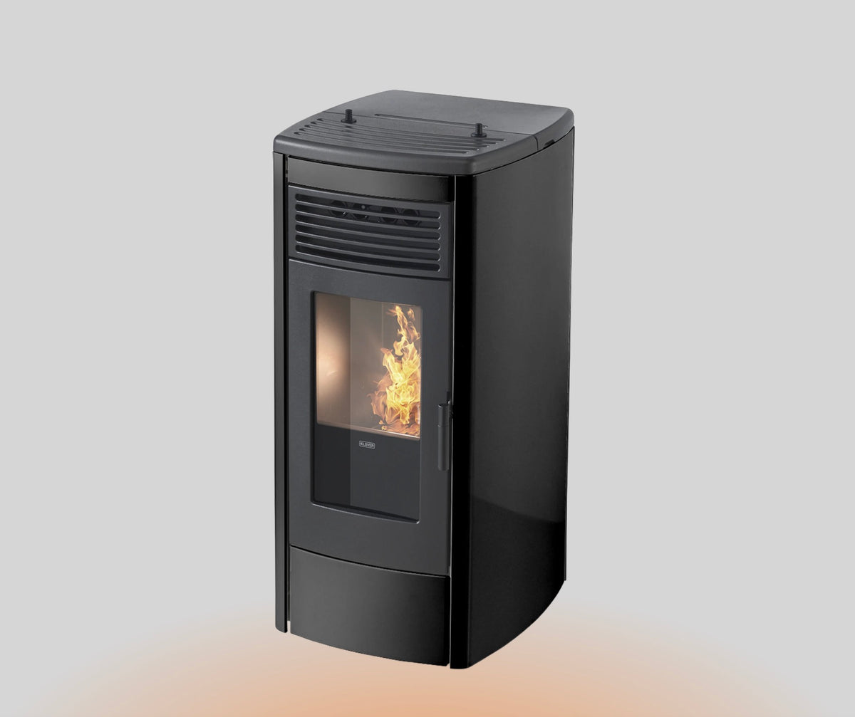 Termostufa a pellet Thermoaura 120s di Klover, vista frontale con display e pannello di controllo.
