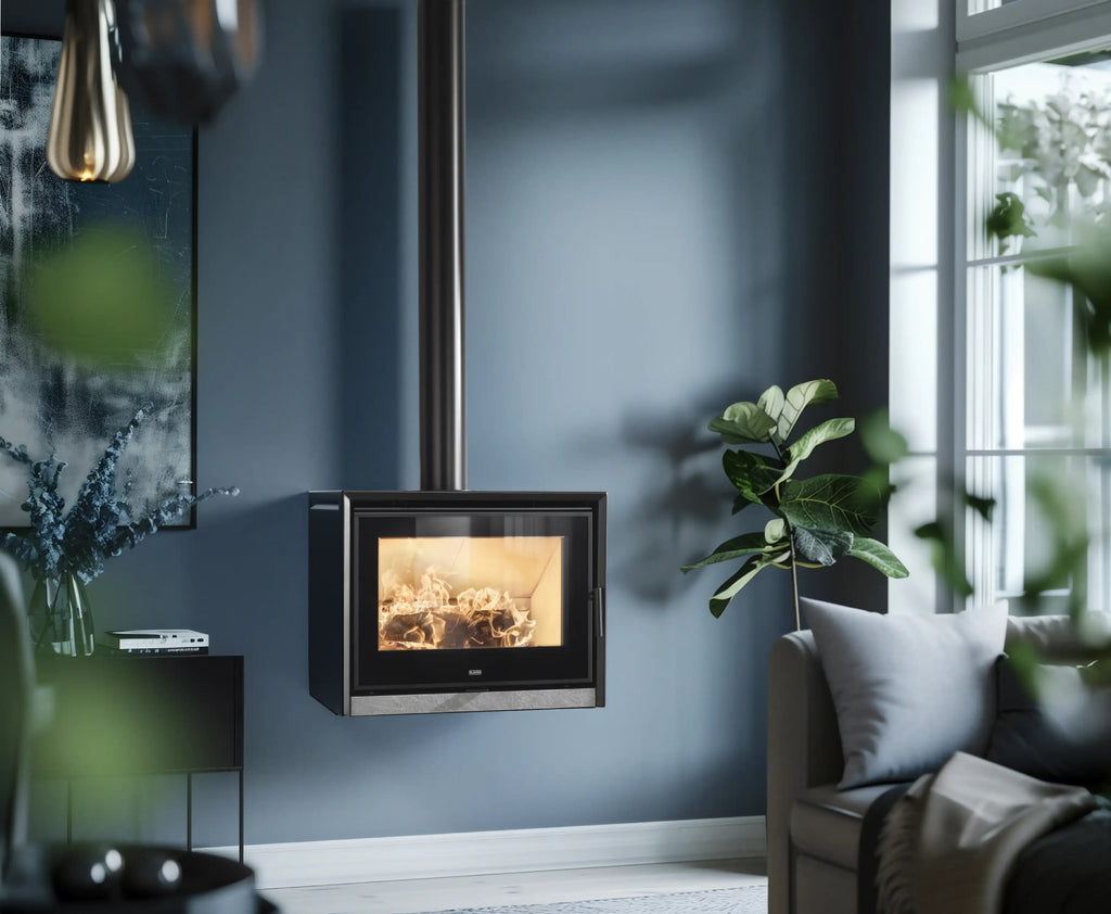 Camino a legna Klover Starbox Up 650s in ambiente domestico, con porta in vetro e design moderno.