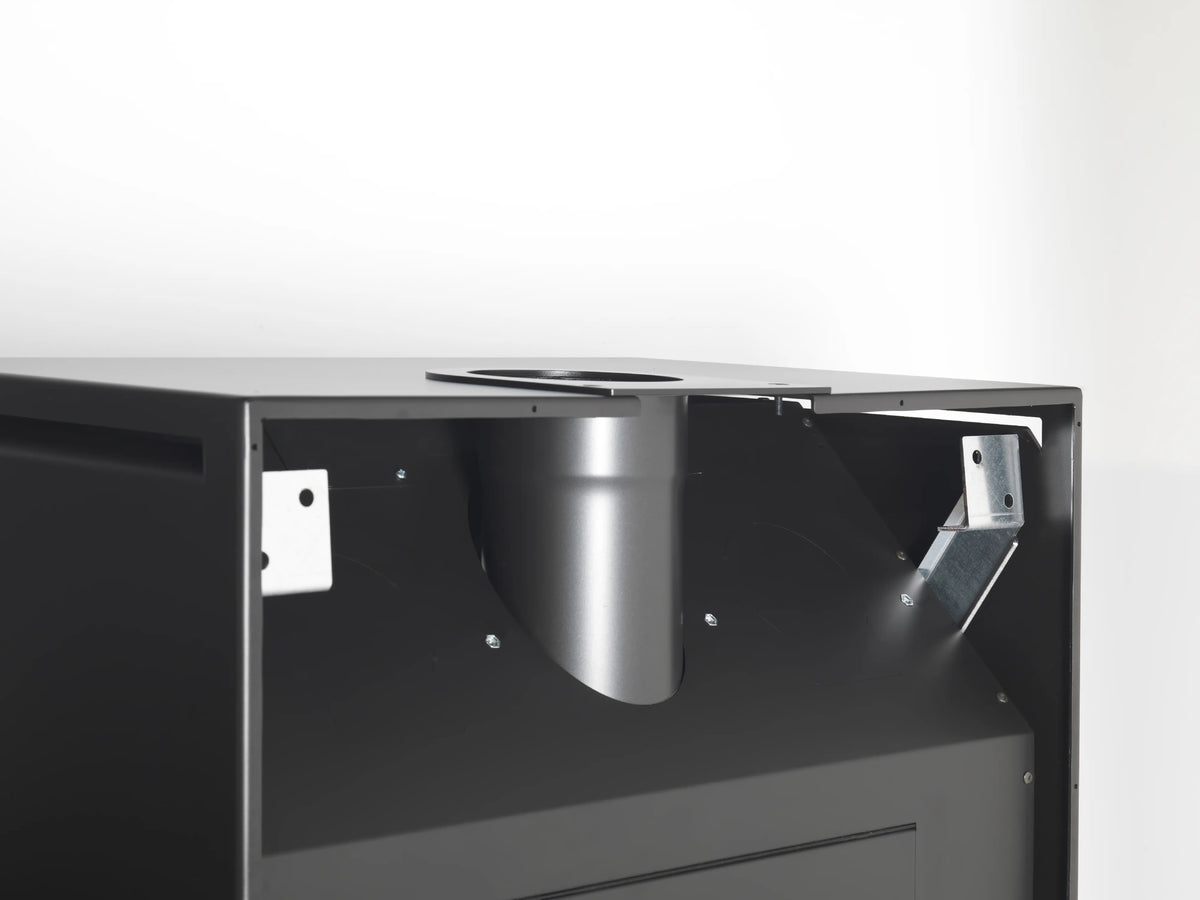 Staffa autoportante integrata per il caminetto a legna Klover Starbox Up 650s, mostra la struttura robusta in acciaio.