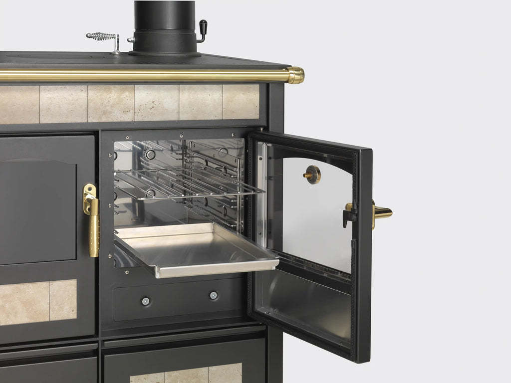 Storia K-KP di Klover, termostufa a legna con porta aperta, mostra il design elegante e il forno integrato per riscaldamento e cottura