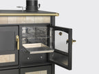 Storia K-KP di Klover, termostufa a legna con porta aperta, mostra il design elegante e il forno integrato per riscaldamento e cottura