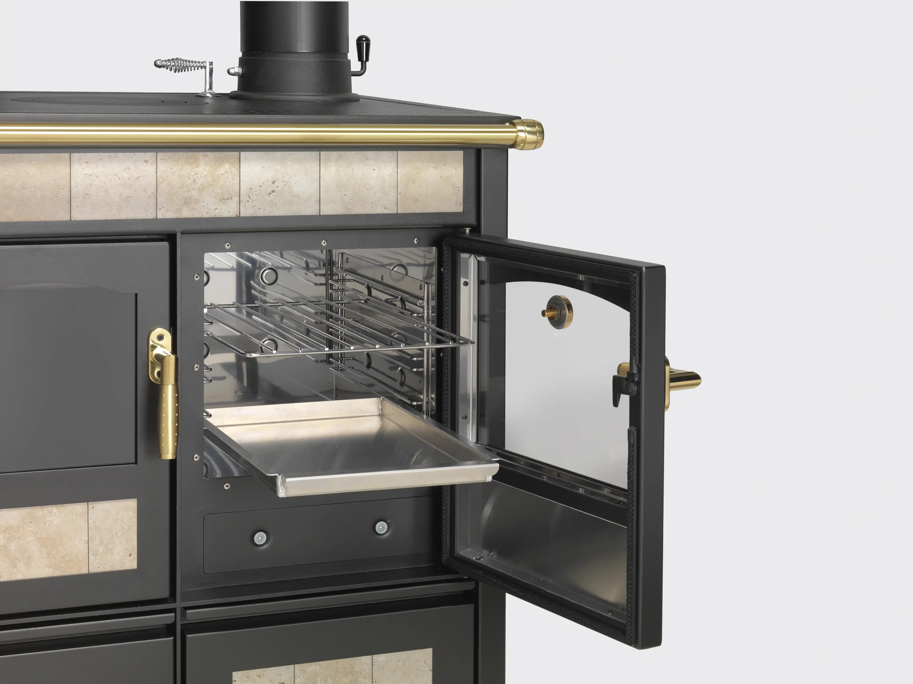 Storia K-KP di Klover, termostufa a legna con porta aperta, mostra il design elegante e il forno integrato per riscaldamento e cottura