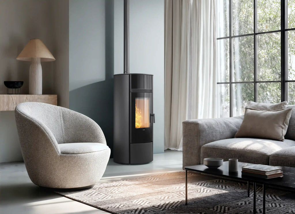 Stufa a pellet Klover Super 9s con design moderno e display digitale, vista frontale con uscita aria e dettagli del pannello di controllo.