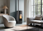 Stufa a pellet Klover Super 9s con design moderno e display digitale, vista frontale con uscita aria e dettagli del pannello di controllo.