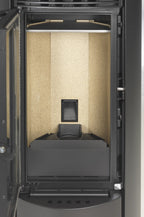 Stufa a pellet Klover Super 9s con design moderno e tecnologia avanzata, visibile con dettagli e griglia frontale.