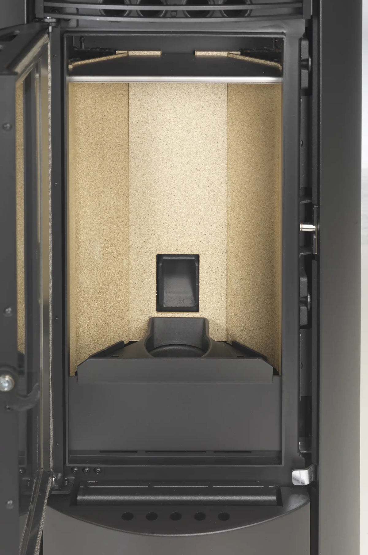 Stufa a pellet Klover Super 9s con design moderno e tecnologia avanzata, visibile con dettagli e griglia frontale.