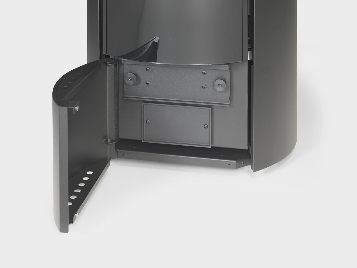 Stufa a pellet Klover Super 7s Air Quattro con display digitale e design moderno, vista frontale dell'apparecchio.