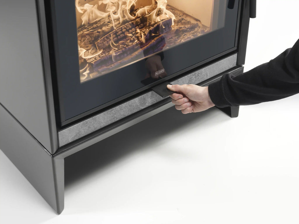 Stufa a legna Klover Venus 90s Classic con dettagli di aria e design tradizionale, visibile nell'immagine.