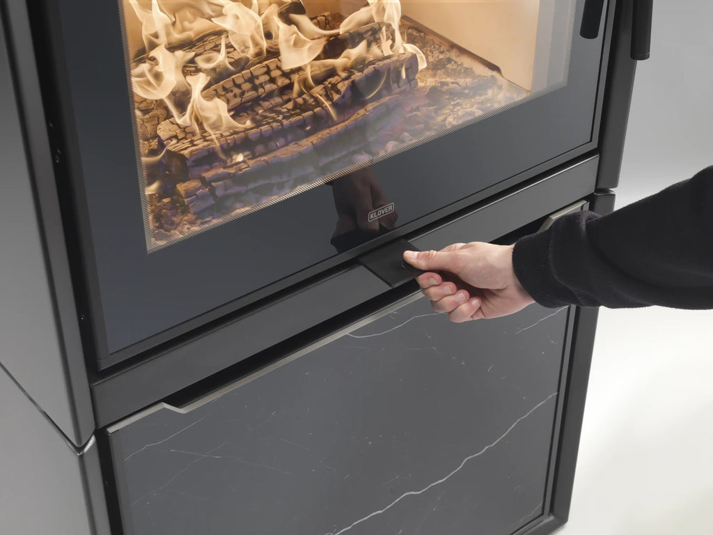 Stufa a legna Klover Venus 110s Plus con porta in vetro e sistema di aria calda, ideale per riscaldare ambienti domestici.