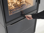 Stufa a legna Klover Venus 110s Plus con porta in vetro e sistema di aria calda, ideale per riscaldare ambienti domestici.