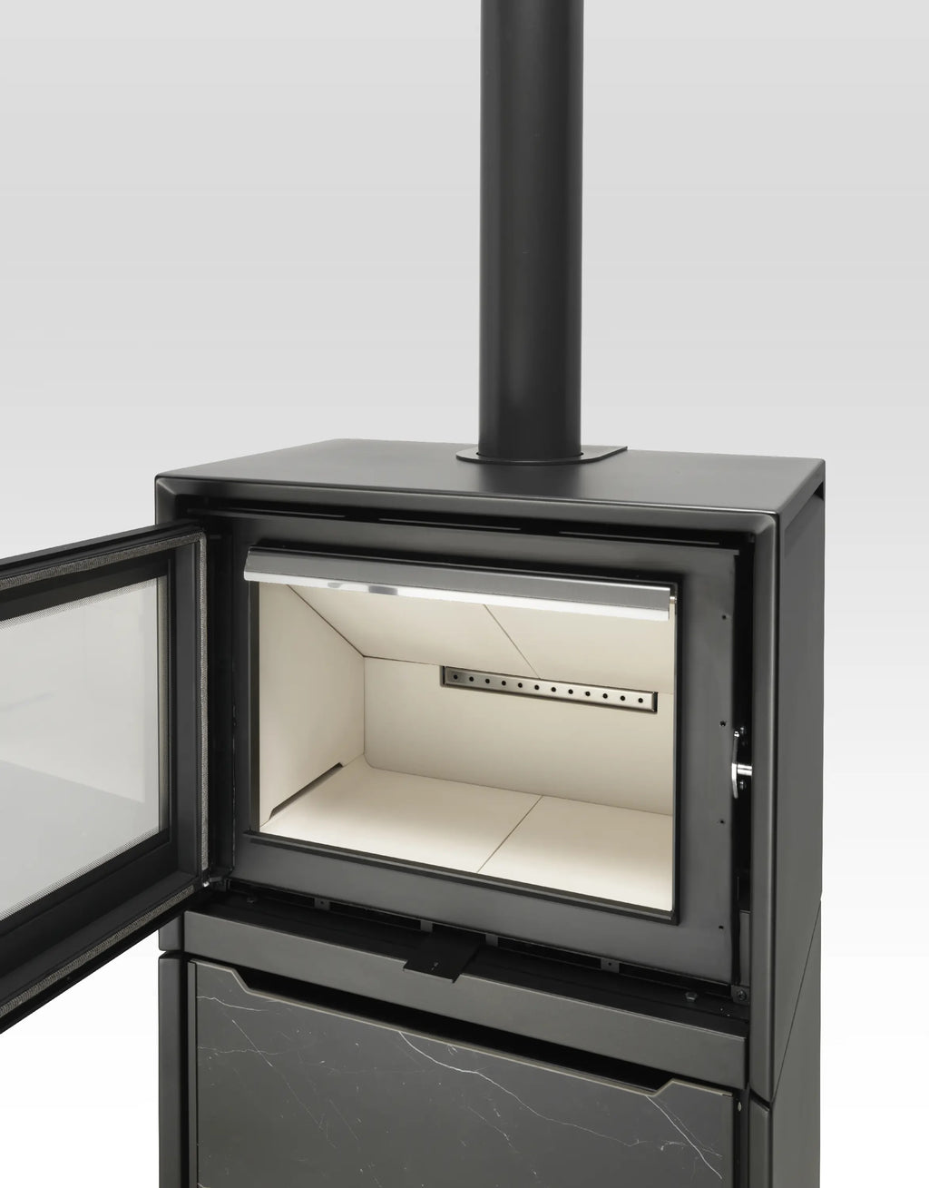 Stufa a legna Klover Venus 110s Plus con camera di combustione visibile, design moderno e dettagli tecnici.