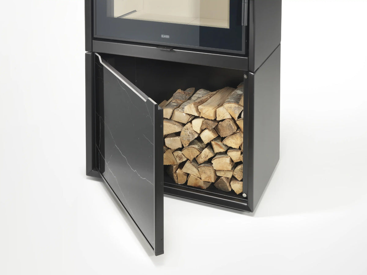 Stufa a legna Klover Venus 110s Plus con porta e vano legna, design moderno e funzionale per riscaldare ambienti domestici.