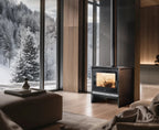Stufa a legna Venus 90s Classic di Klover, design elegante in un ambiente domestico, con porta e dettagli in metallo nero.