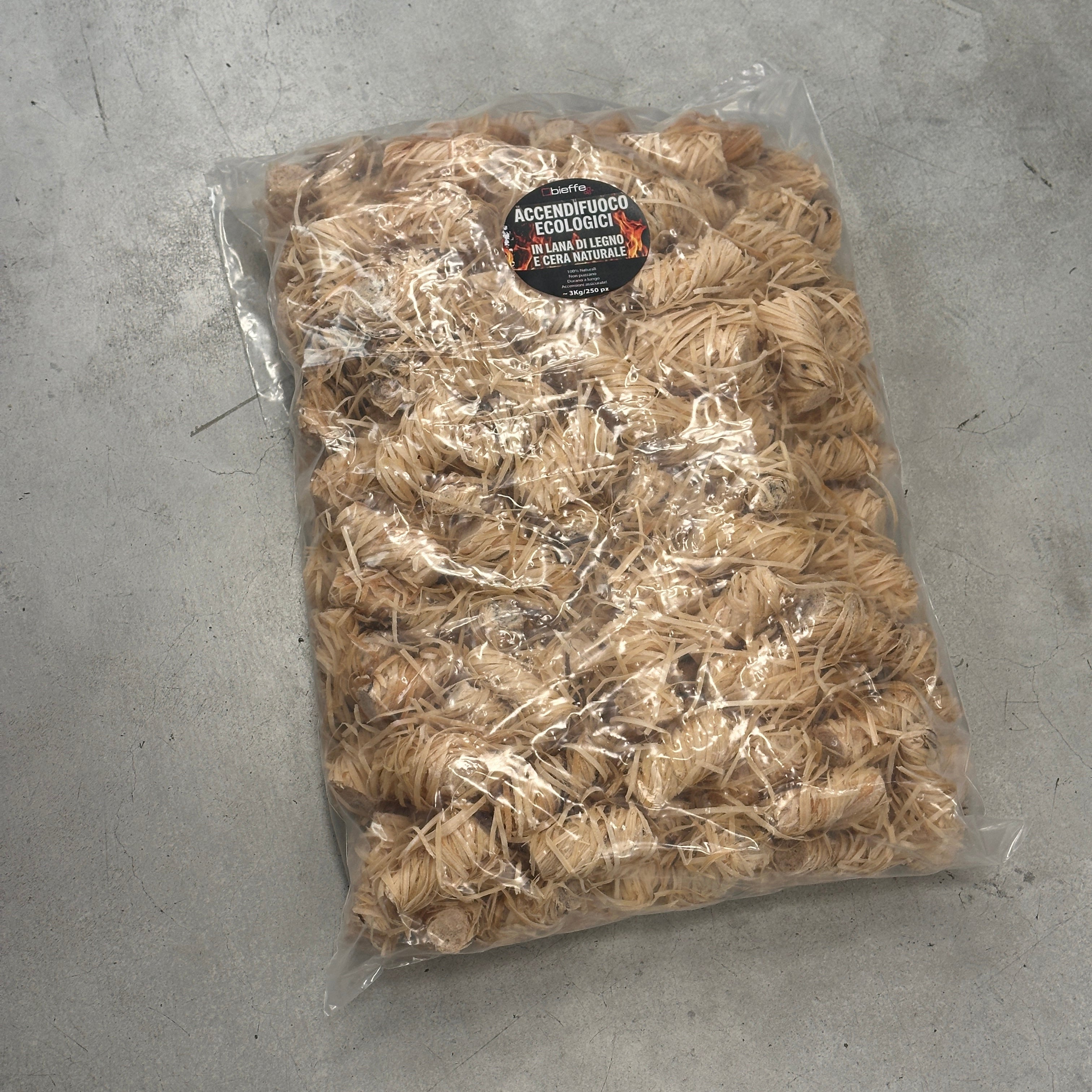 Accendifuoco Bieffe Shop da 3kg, 250 pezzi, accendini di sicurezza per il camino o il barbecue, visibili in immagine.