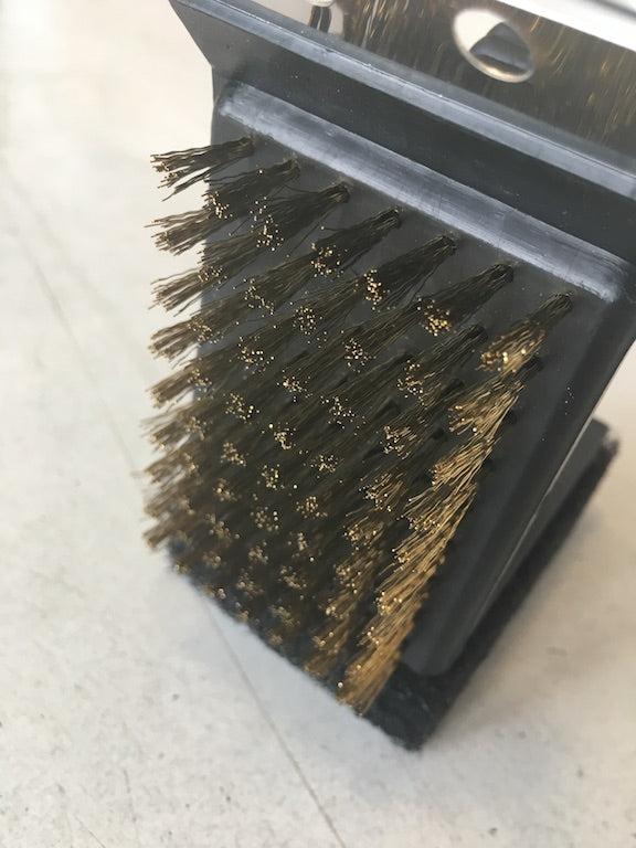 Spazzola per barbecue 3 in 1 di Bieffe Shop, accessori per barbecue con set di spazzole per pulizia griglia.