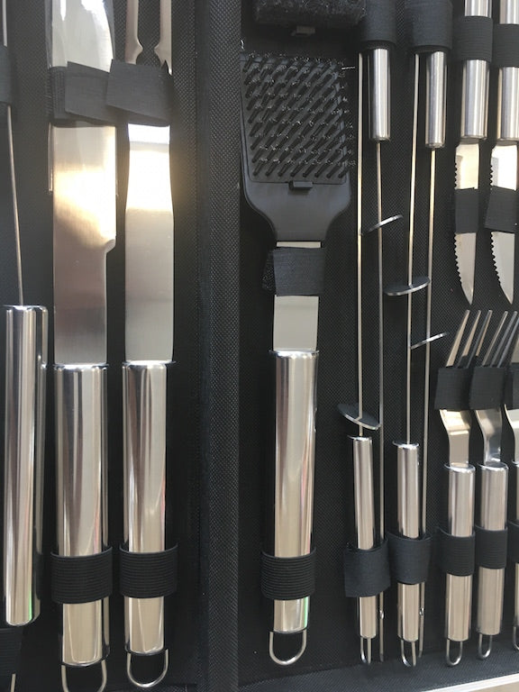 Set di 18 attrezzi per barbecue in acciaio inox, valigetta professionale per accessori BBQ Bieffe Shop.