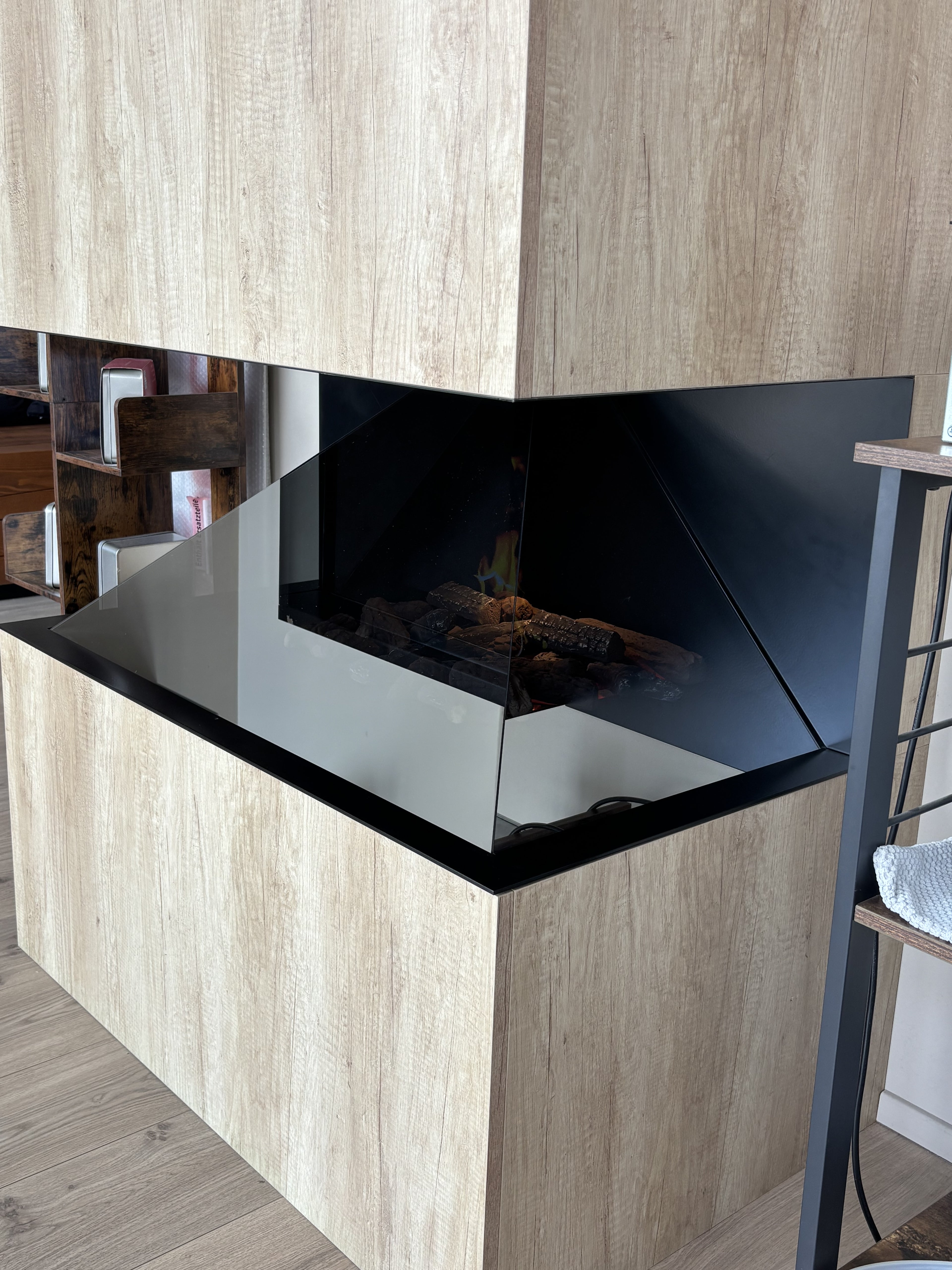 Camino elettrico Ambient Fire Bieffe Shop, usato in ottime condizioni, con effetto fiamma realistico e design moderno.