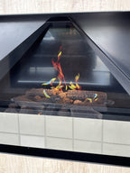 Caminetto elettrico Bieffe Shop Ambient Fire usato in ottime condizioni, con fiamme artificiali e design moderno.