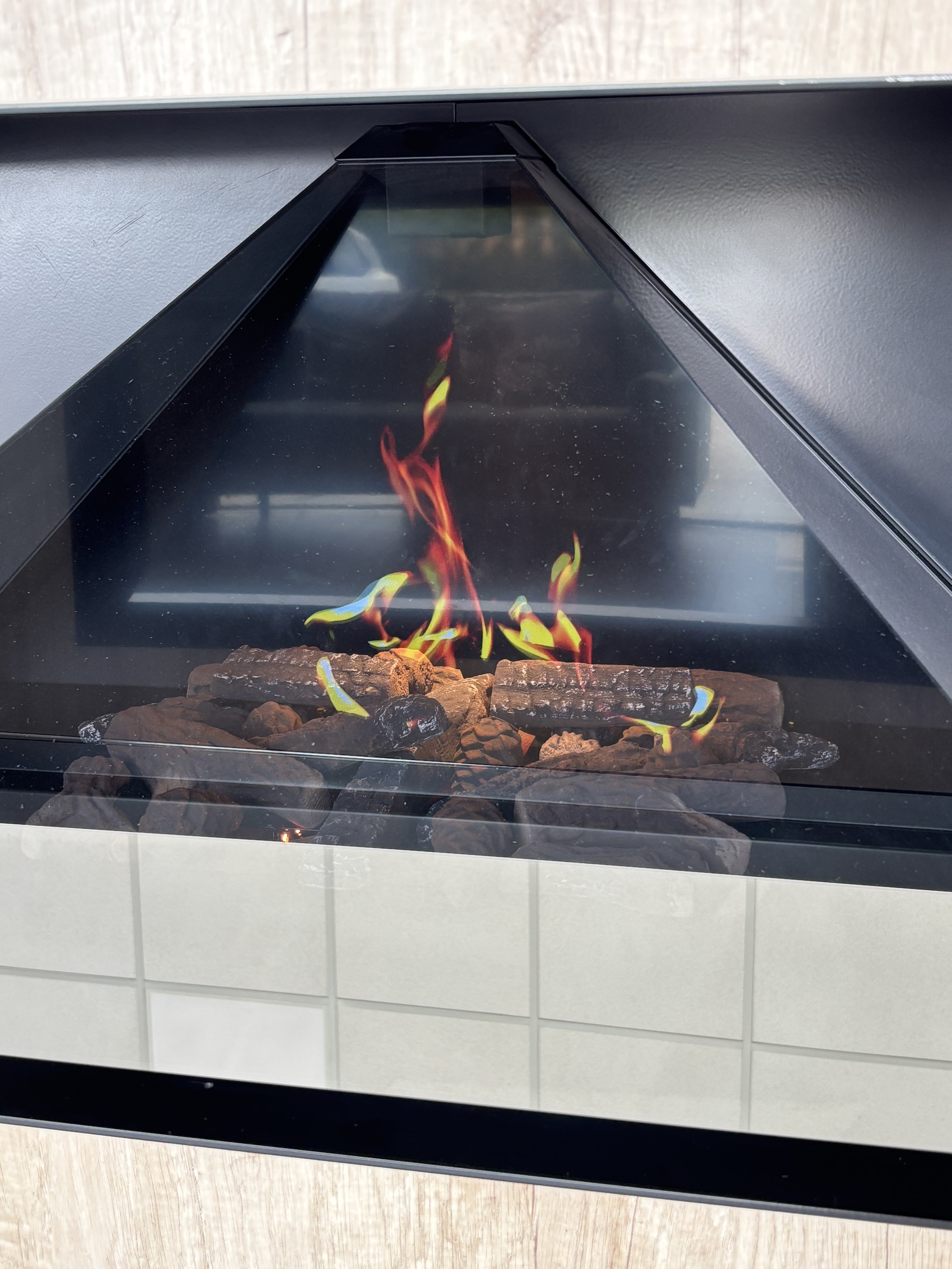 Caminetto elettrico Bieffe Shop Ambient Fire usato in ottime condizioni, con fiamme artificiali e design moderno.