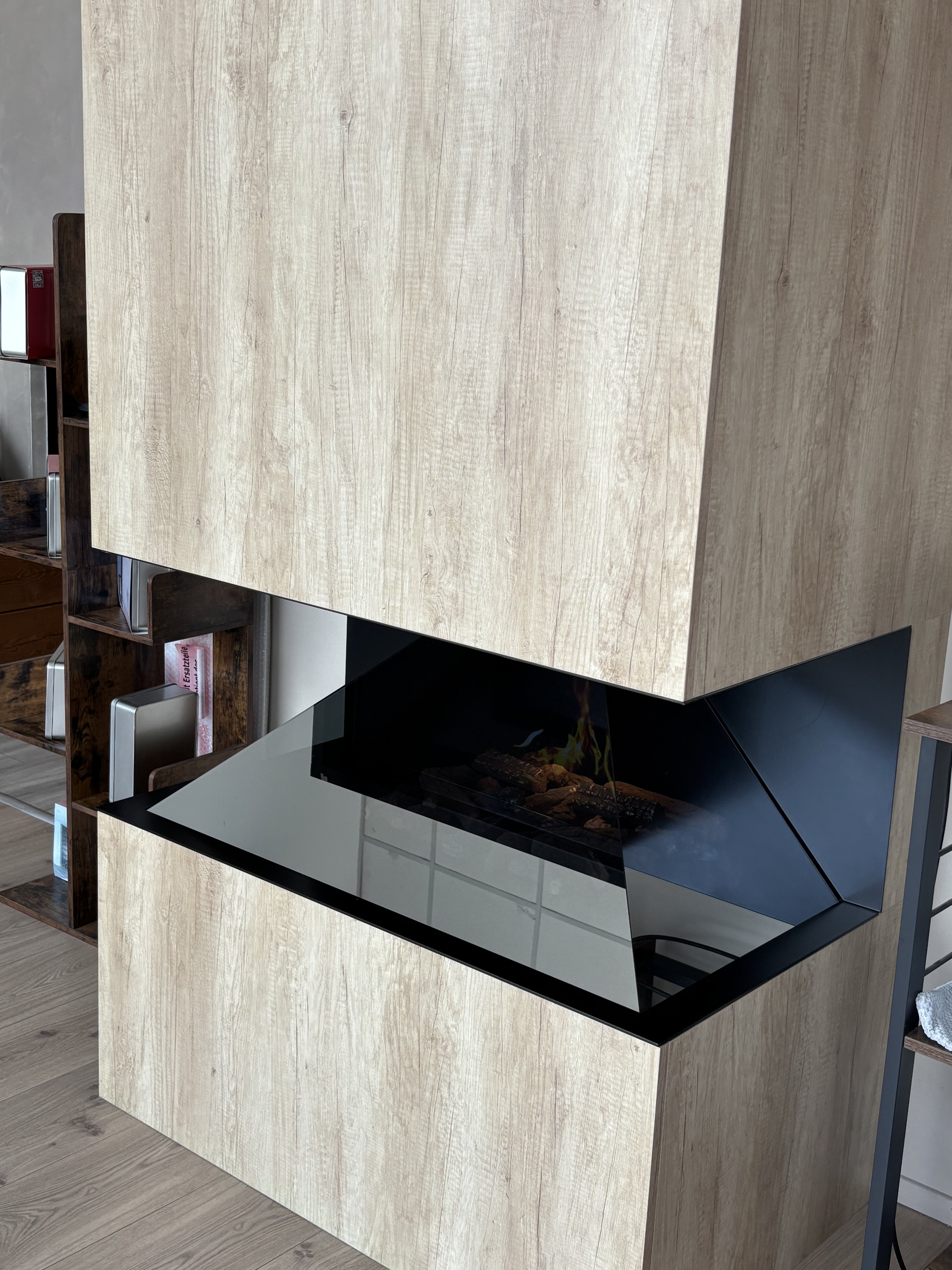 Caminetto elettrico Ambient Fire Bieffe Shop, usato in ottime condizioni, con fiamme artificiali e design moderno.