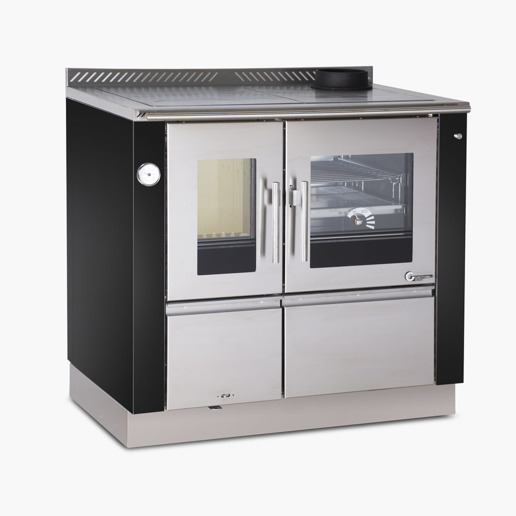 Termocucina IZH 80 Bieffe Shop, termostufa a legna in esposizione con porta e base in metallo.