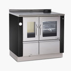 Termocucina IZH 80 Bieffe Shop, termostufa a legna in esposizione con porta e base in metallo.