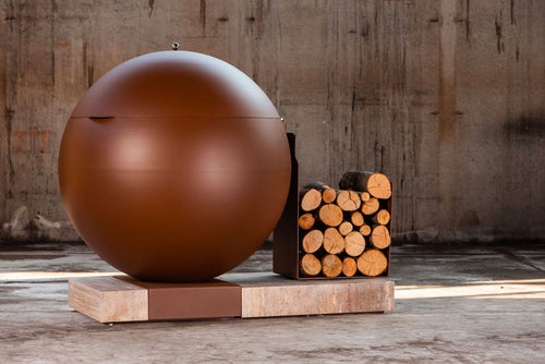 Barbecue a legna Binari ASTR.O in corten, con struttura robusta e piani di cottura ampi, ideale per grigliate all'aperto.