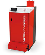 Caldaia a pellet Carinci Eco Power Infinity con display digitale e tubo di scarico, vista frontale della caldaia.