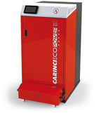 Caldaia a pellet Carinci Eco Power Self Cleaning con pannello di controllo e tubo di scarico, in ambiente domestico.