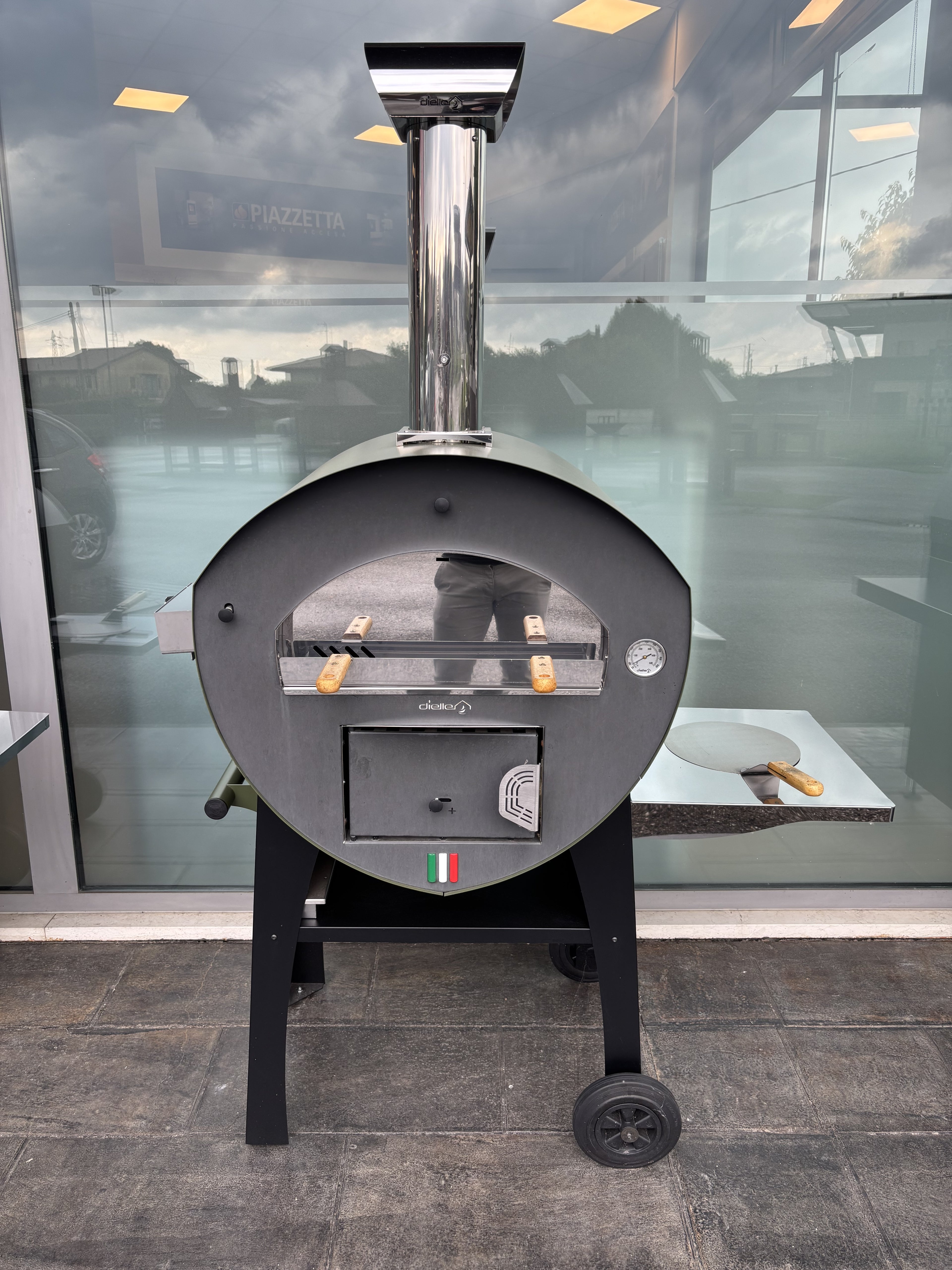 Forno a legna e gas Dielle Stufe Combi, con porta e superficie di cottura in metallo, ideale per cucina tradizionale.