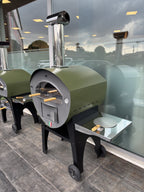 Forno a legna e gas Dielle Stufe Combi, con porta in acciaio e superficie di cottura in ceramica, vista dall'angolo frontale