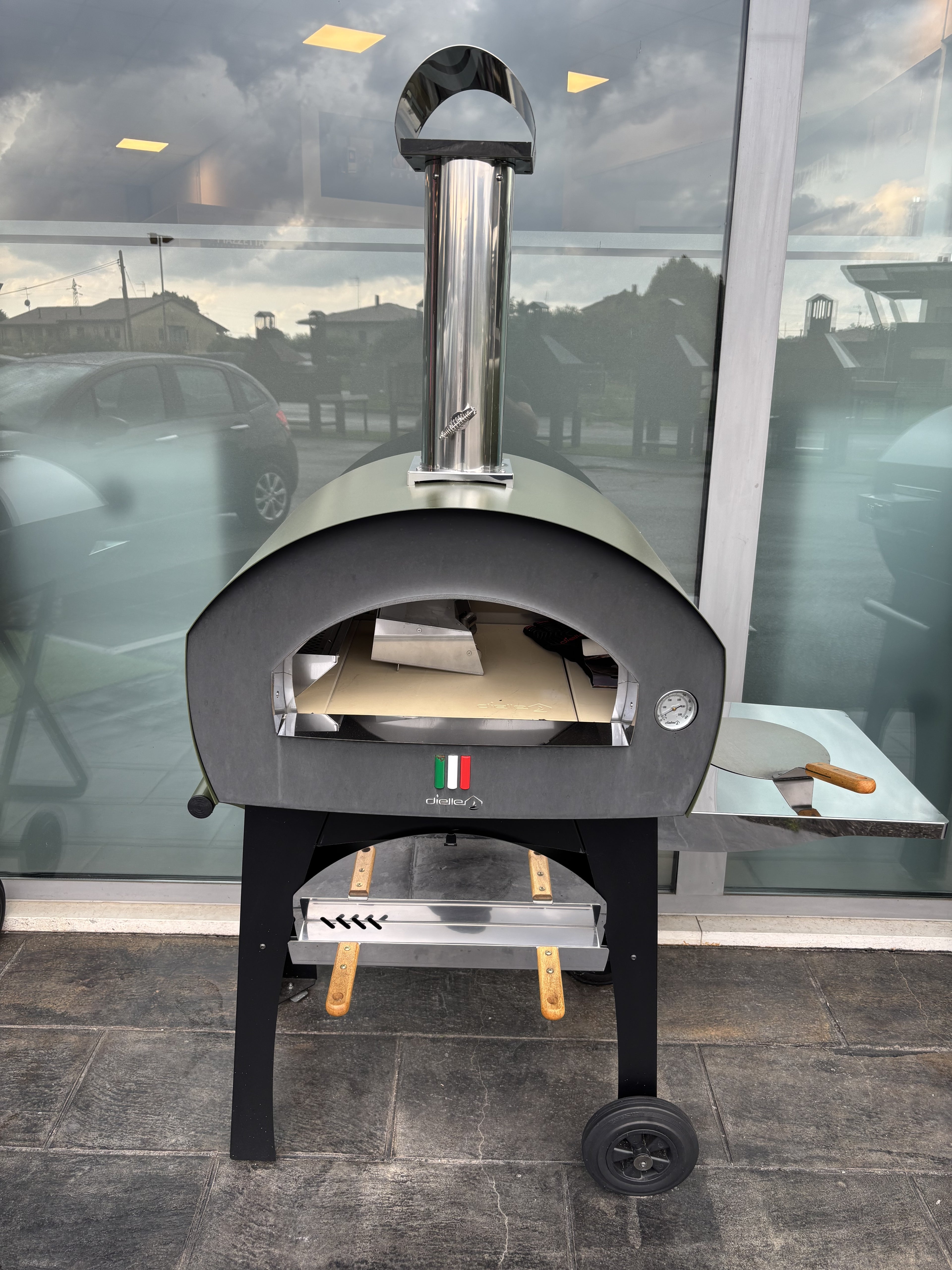 Forno a legna e gas Dielle Stufe per patio, in acciaio con porta in vetro e doppia camera di combustione.