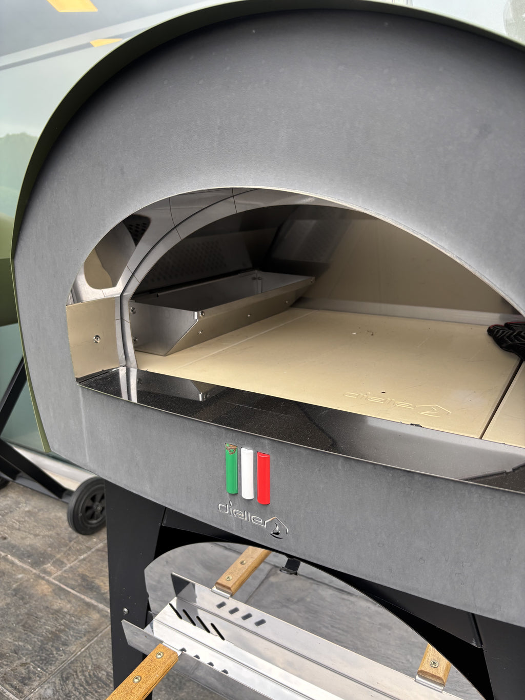 Forno a legna e gas Dielle Stufe per patio, con design robusto e spazio per cucinare all'aperto