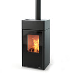 Stufa a legna Ghibli Wood Steel Nero di Dielle Stufe, in acciaio nero con design moderno, pronta per riscaldare l'ambiente.
