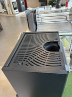 Stufa a legna Dielle Stufe Ghibli Wood Steel Nero con design moderno in acciaio nero, visibile con porta e dettagli in azione.